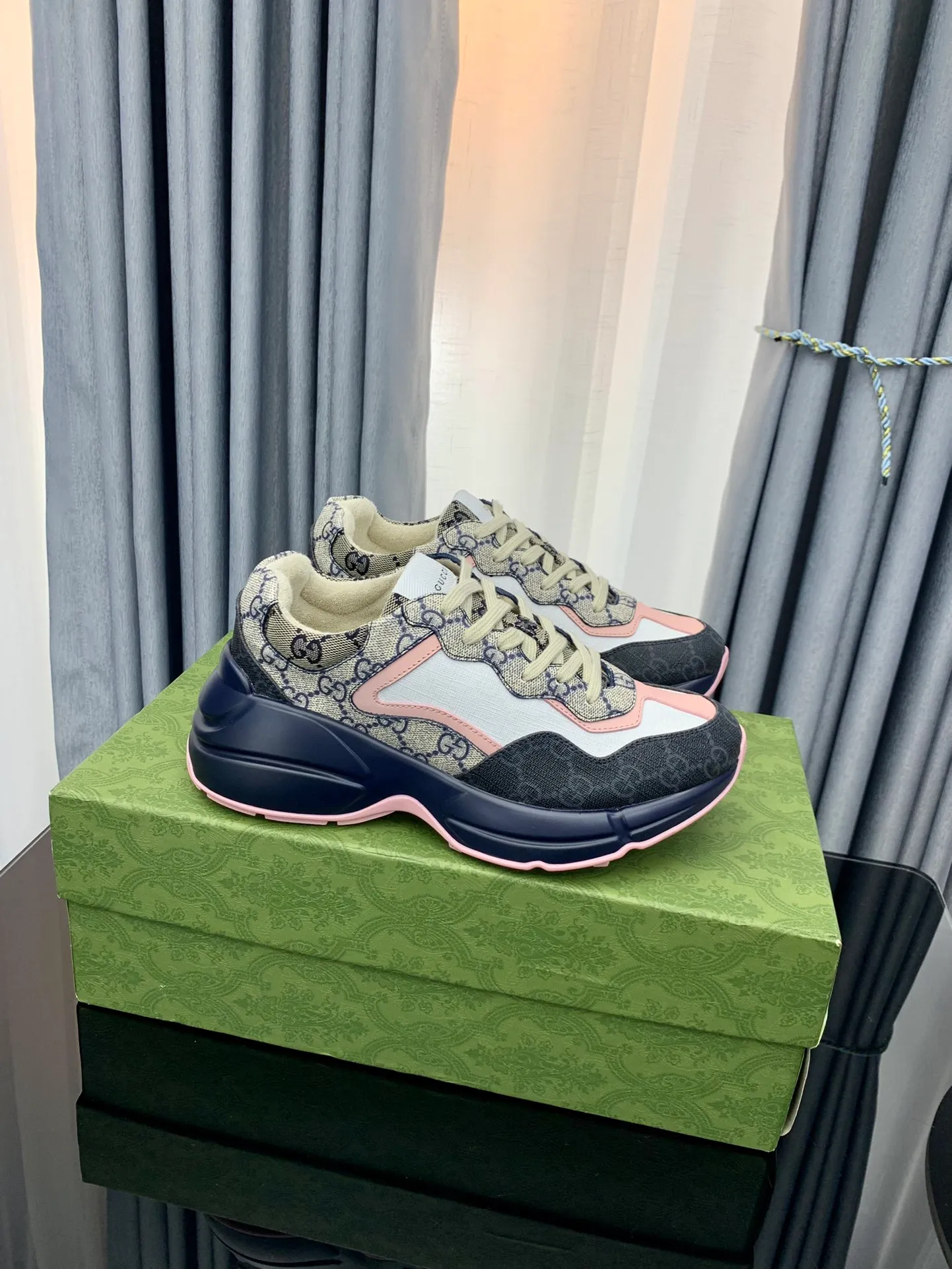 👟👟Ex-factory price 480👟👟 Gucci dad shoes for couples, distressed leather horn-shaped retro jogging shoes. The Balenciaga grandpa trend has subsided, ushering in GUCCI dad shoes, the trend leader in the fashion industry. The original shoes are molded and the original last is made by the Italian handmade foundry! [Gucci original dad shoes] Original surface: imported calfskin! Lining: Grade A hybrid lambskin! Outsole: The highest restoration sole. TPU material plus wear-resistant foam (anti-wear cushioning) ivory leather has been processed with an old-fashioned effect. The sole is 5cm high! The comfort level is excellent, killing all high-end versions on the market! Original logo outsole! 👣Size: Women’s size 35-40. Men's size 38-45. Women's heel with 🈚️logo! Men's heel with 🈶️logo!